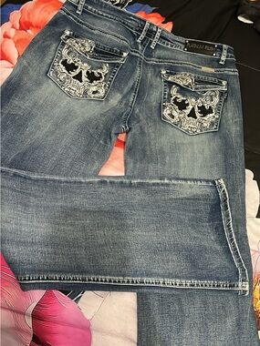 Women's Straight Jeans in Faded Blue with Embroidered Back Pockets